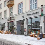 Elegant With Sauna, Town Hall Square, Old Town Apartament