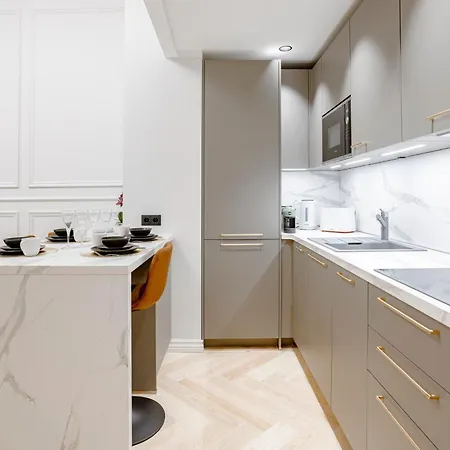 Elegant With Sauna, Town Hall Square, Old Town Daire *