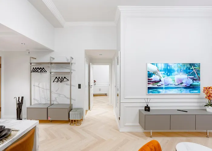 Elegant With Sauna, Town Hall Square, Old Town Tallinn