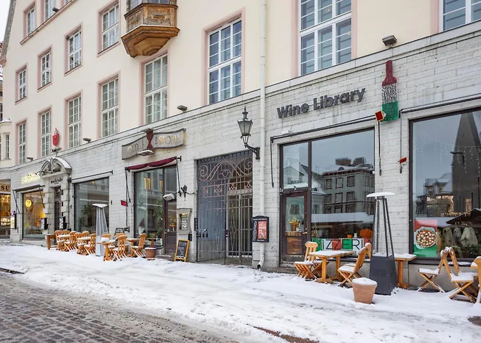 Elegant With Sauna, Town Hall Square, Old Town Apartment
