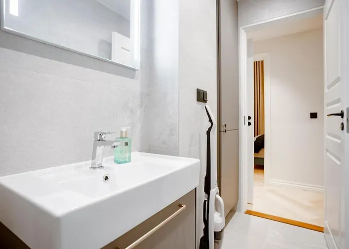 Elegant With Sauna, Town Hall Square, Old Town شقة